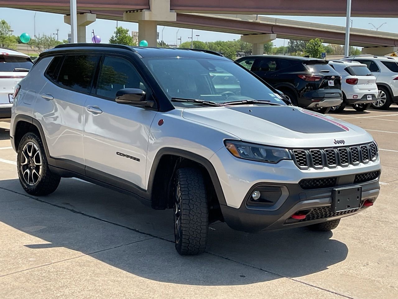 Used 2025 Jeep Compass Trailhawk image 4