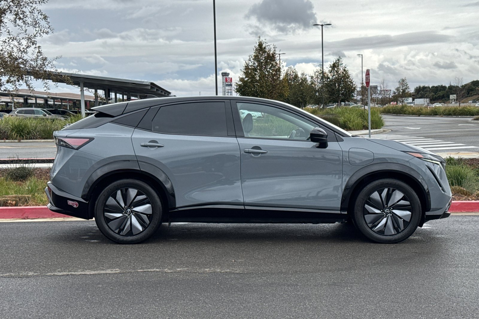 Used 2023 Nissan Ariya AWD image 3