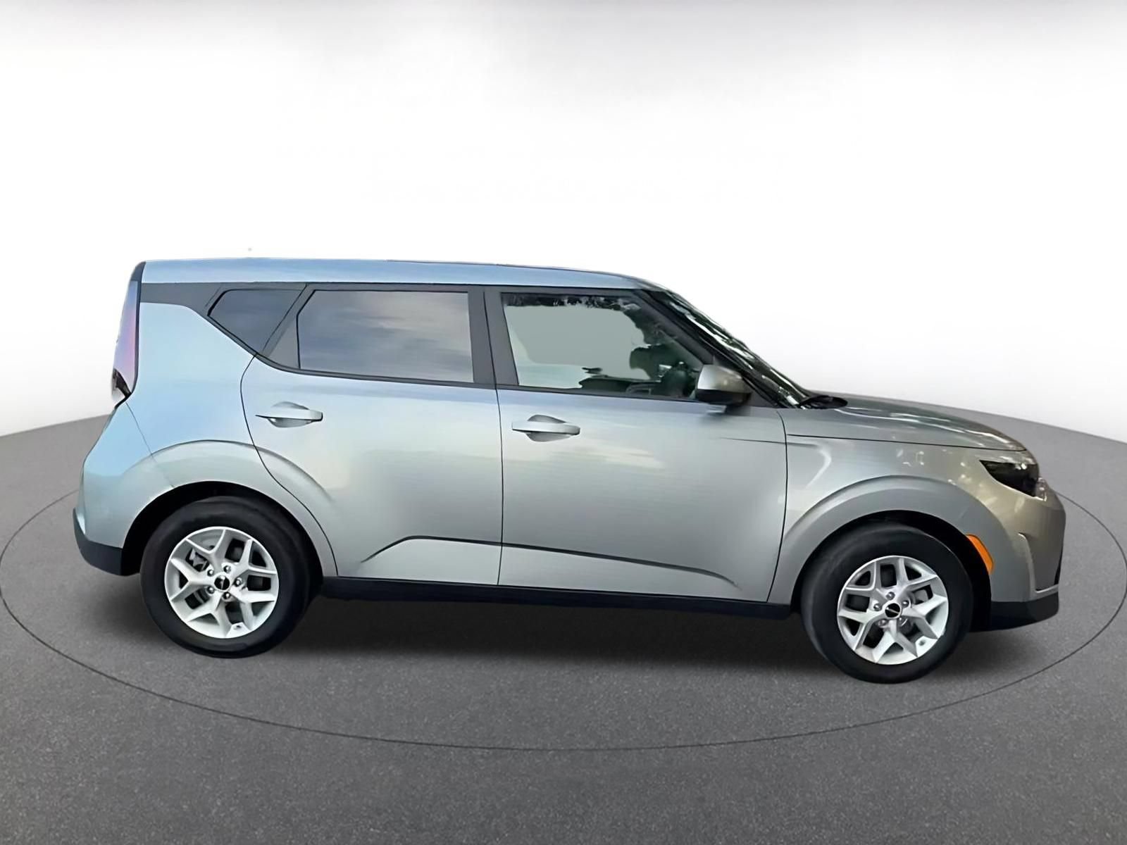 Used 2025 Kia Soul LX w/ LX Technology Package FWD image 16