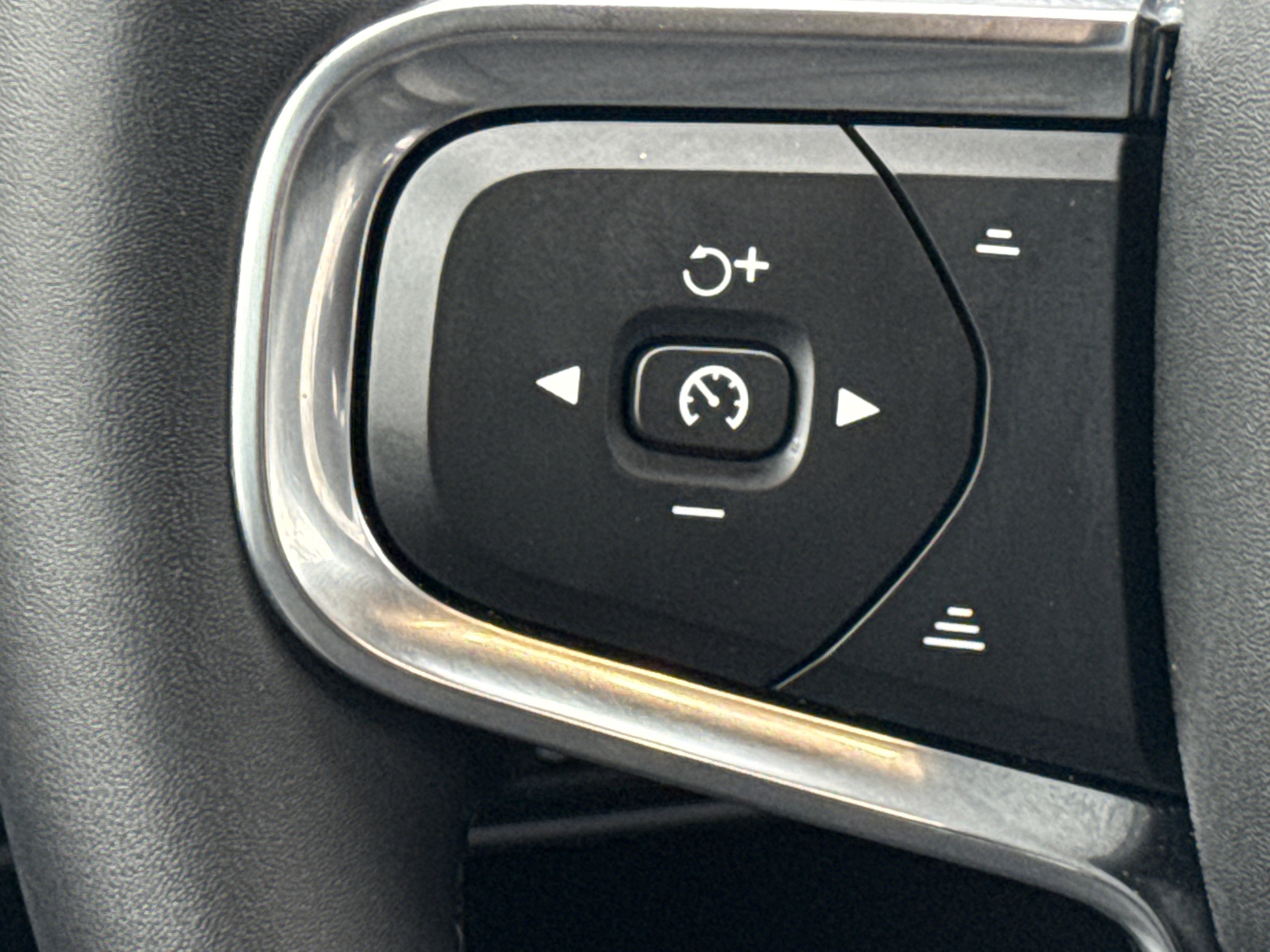 Used 2023 Volvo XC40 Recharge Core image 18