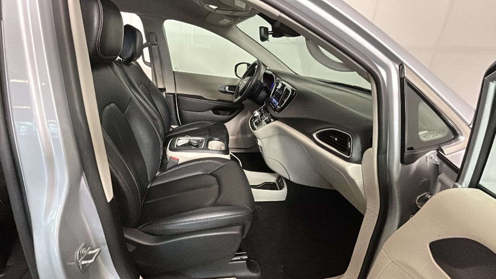 Used 2024 Chrysler Pacifica Touring-L FWD image 34
