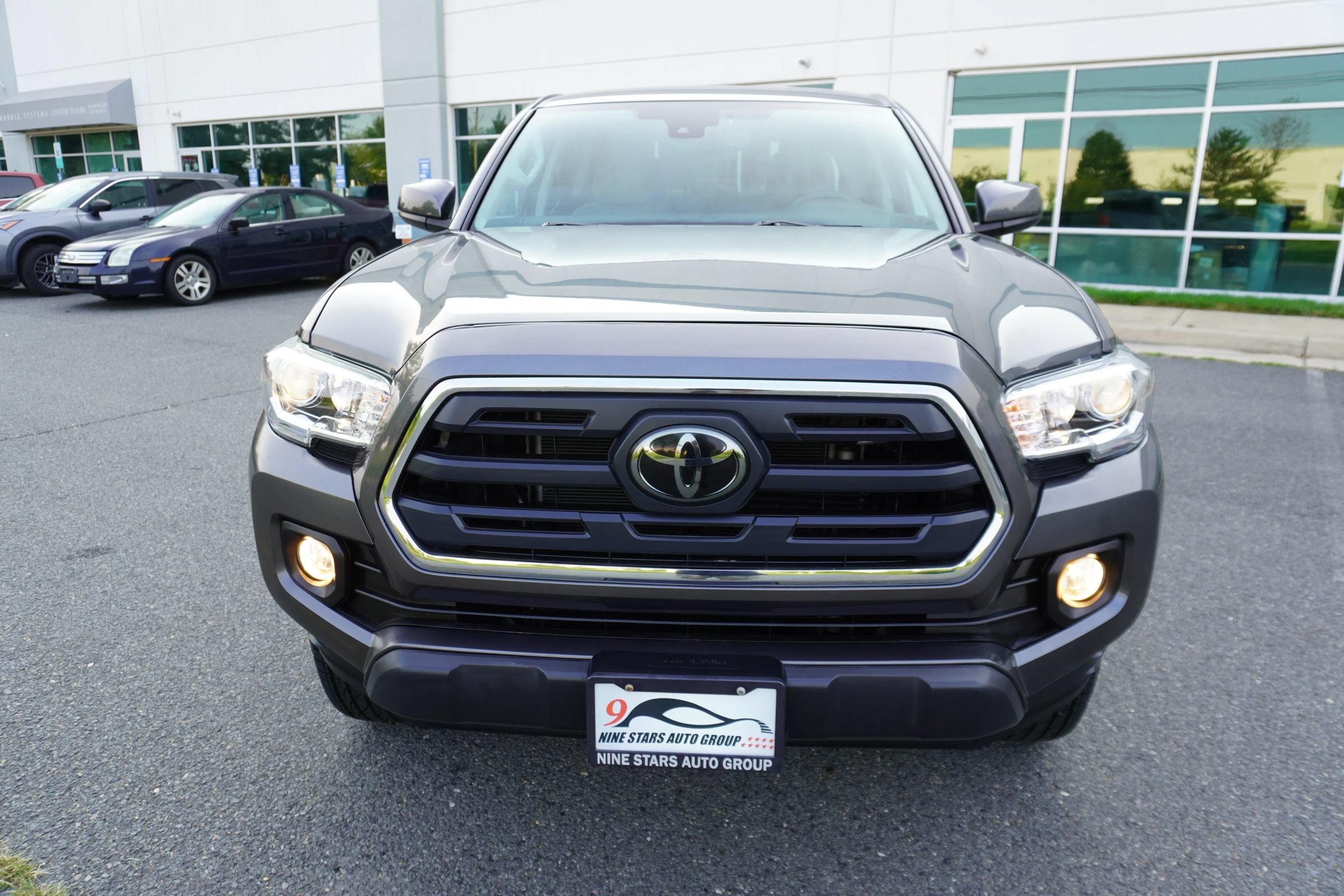 Used 2018 Toyota Tacoma SR5 AWD/4WD image 2