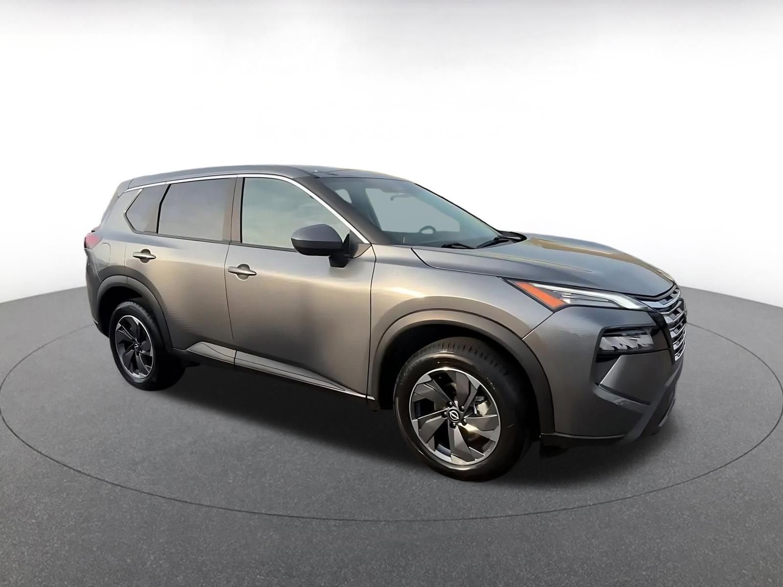 Used 2025 Nissan Rogue SV image 2