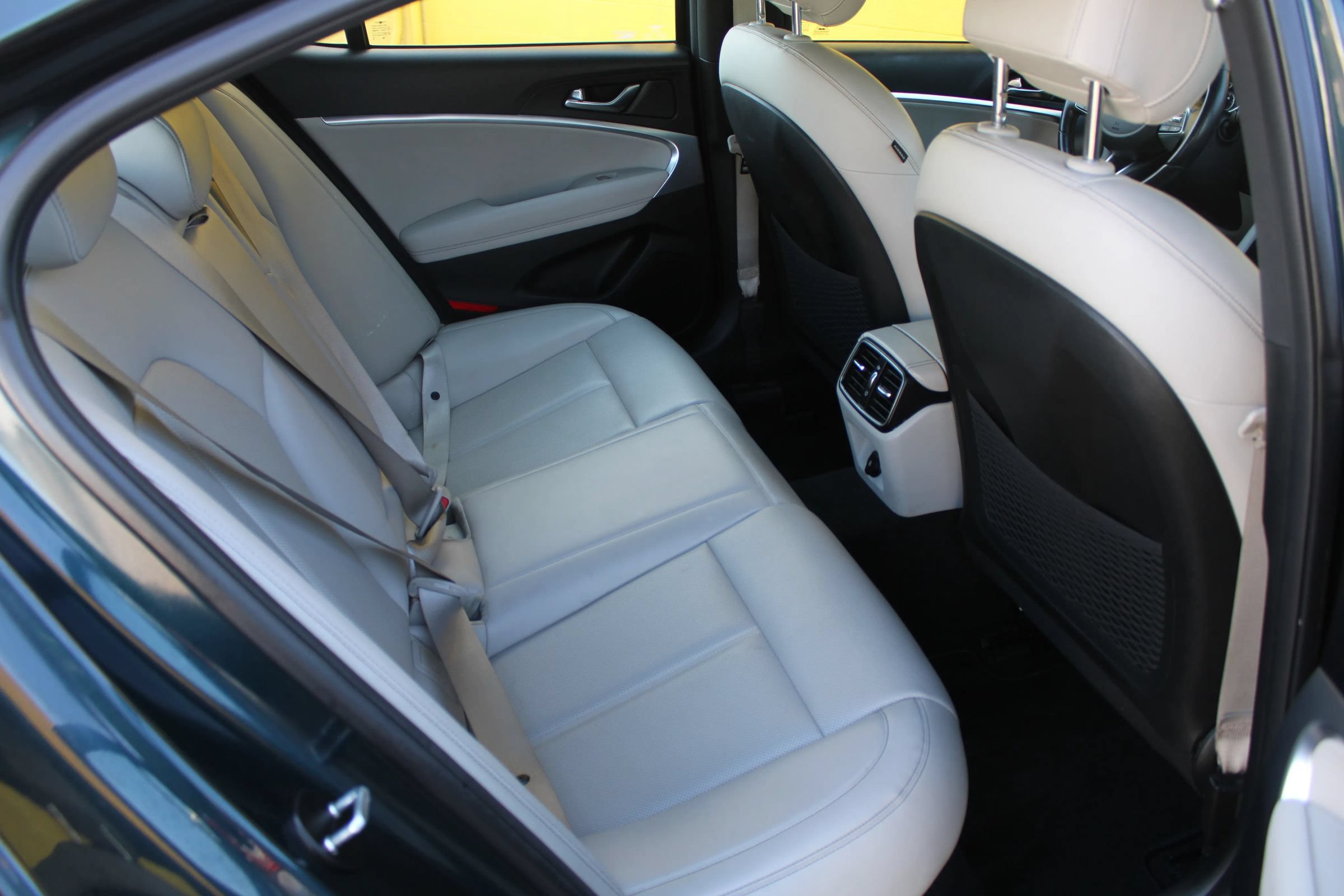 Used 2022 Genesis G70 2.0T RWD image 11