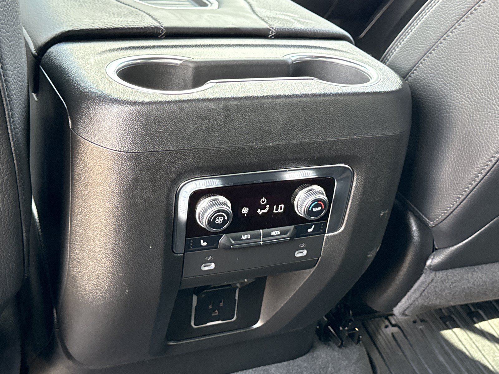 Used 2024 GMC Yukon Denali AWD/4WD image 17