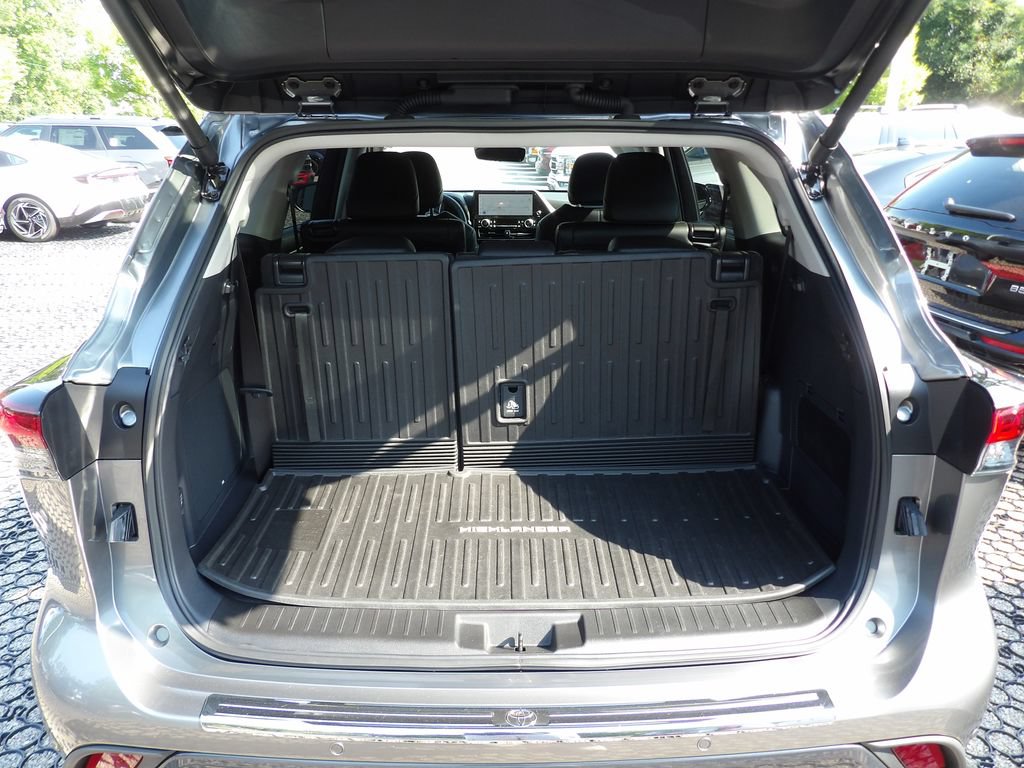 Used 2025 Toyota Highlander Limited AWD/4WD image 29