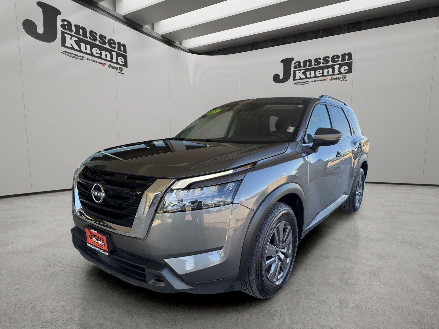 Used 2025 Nissan Pathfinder SV FWD image 5