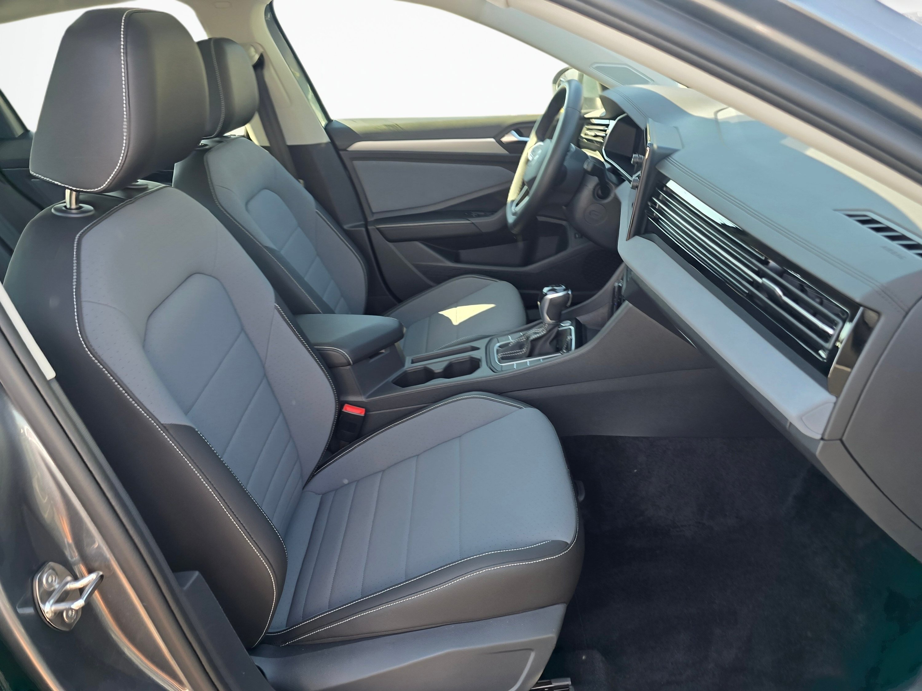 Used 2025 Volkswagen Jetta SE w/ Sunroof Package FWD image 25
