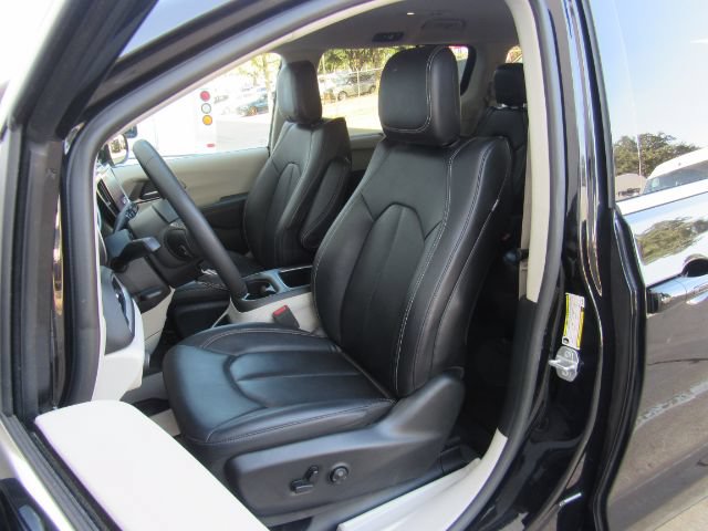 Used 2024 Chrysler Pacifica Touring-L FWD image 16