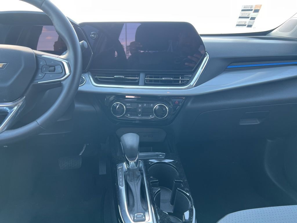 Used 2024 Chevrolet Trax LT w/ LT Convenience Package image 12