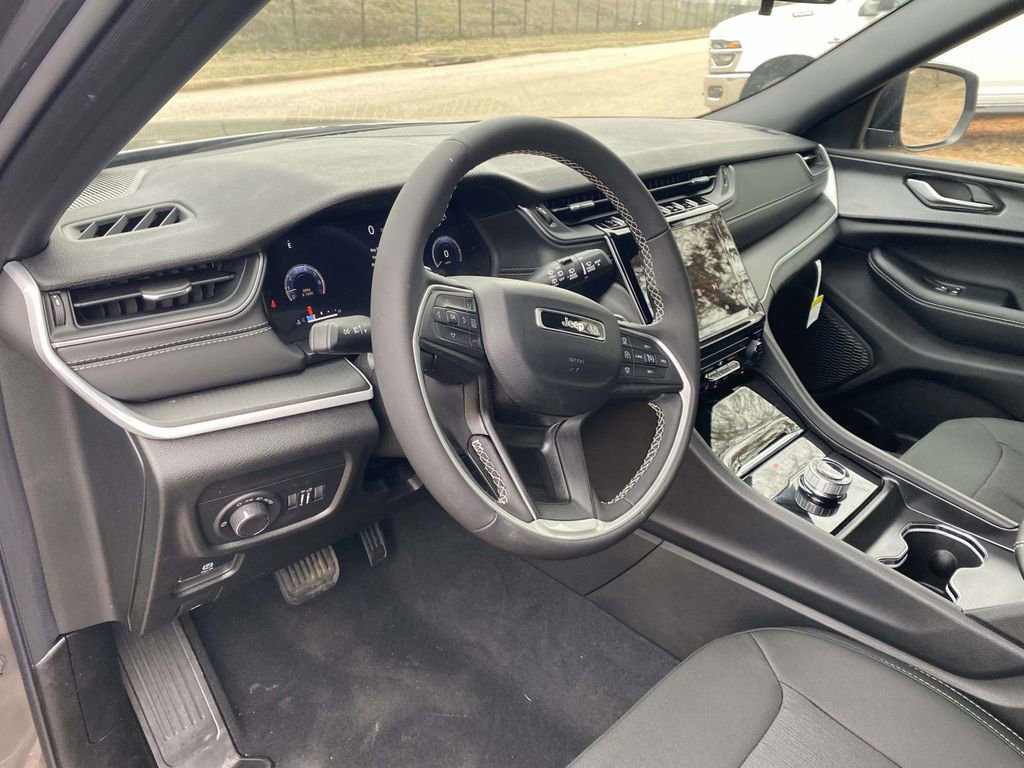 New 2025 Jeep Grand Cherokee Laredo w/ MOPAR Finishing Package image 15