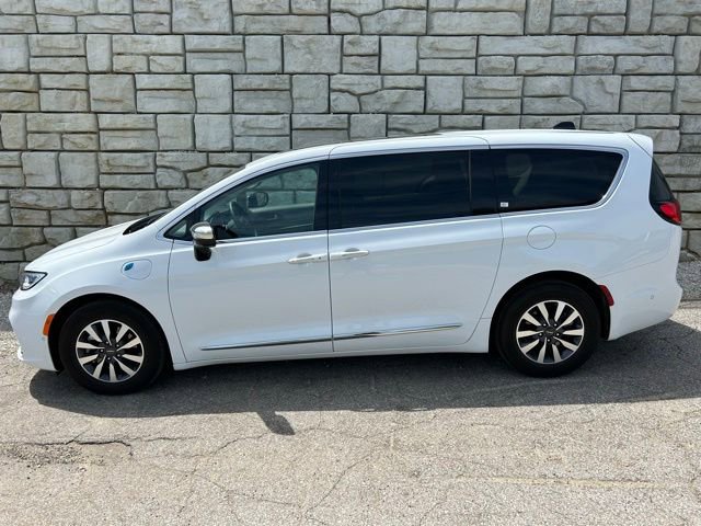 Used 2023 Chrysler Pacifica Limited w/ Uconnect Theater Family Group FWD image 3