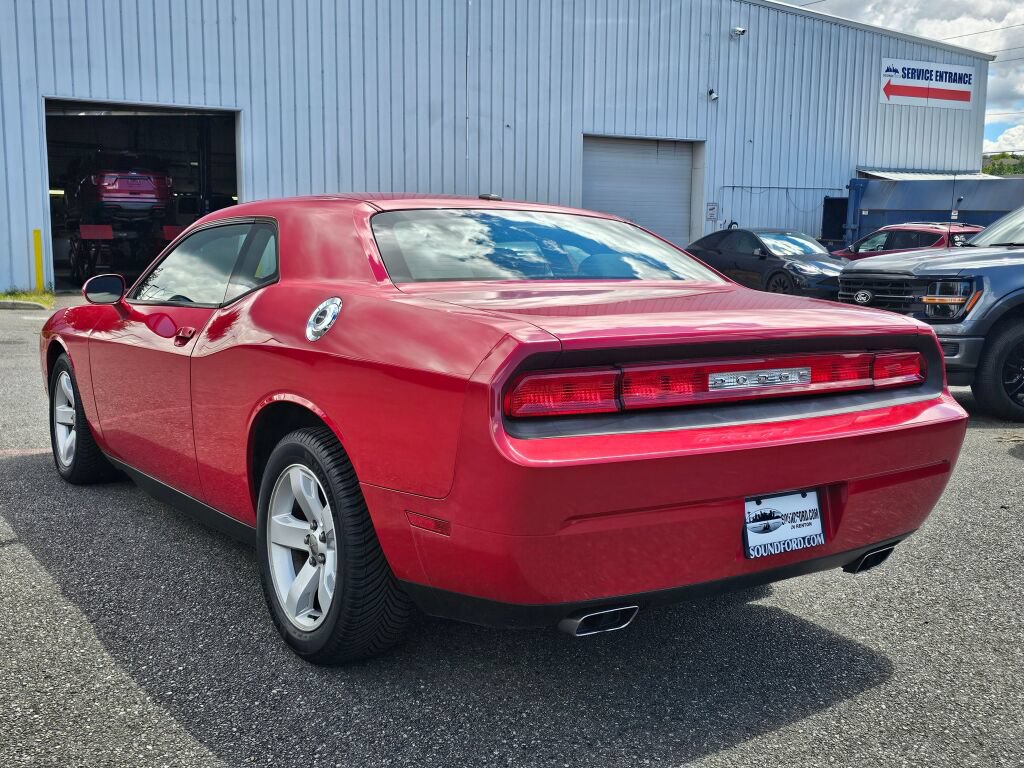 Used 2013 Dodge Challenger SXT RWD image 3