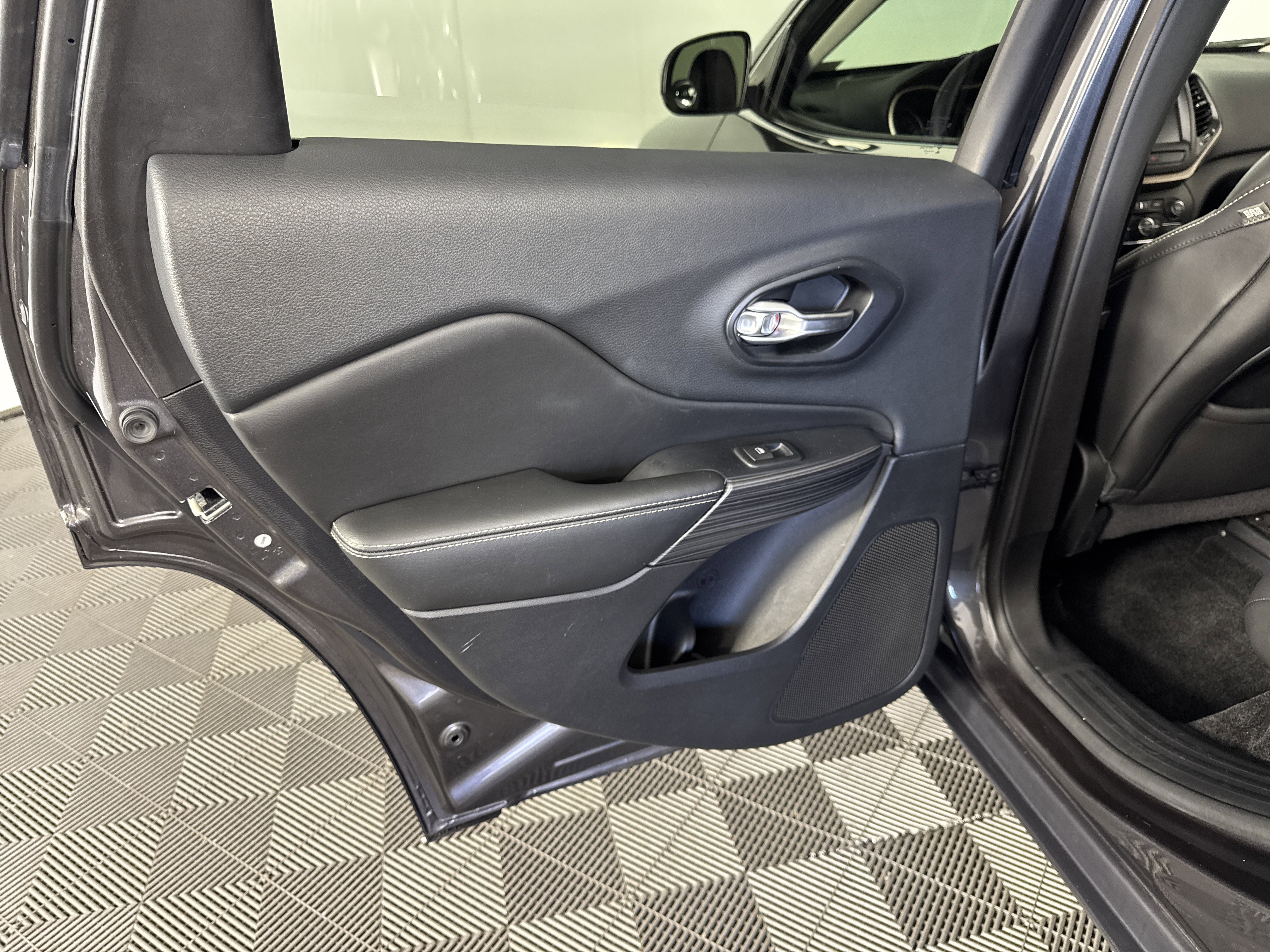 Used 2015 Jeep Cherokee Limited w/ Luxury Group image 17