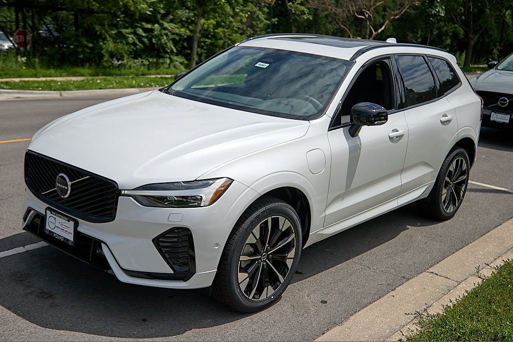 New 2026 Volvo XC60 T8 Plus w/ Climate Package AWD/4WD image 6