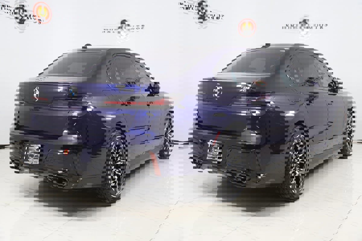 Used 2023 BMW 760i xDrive image 3