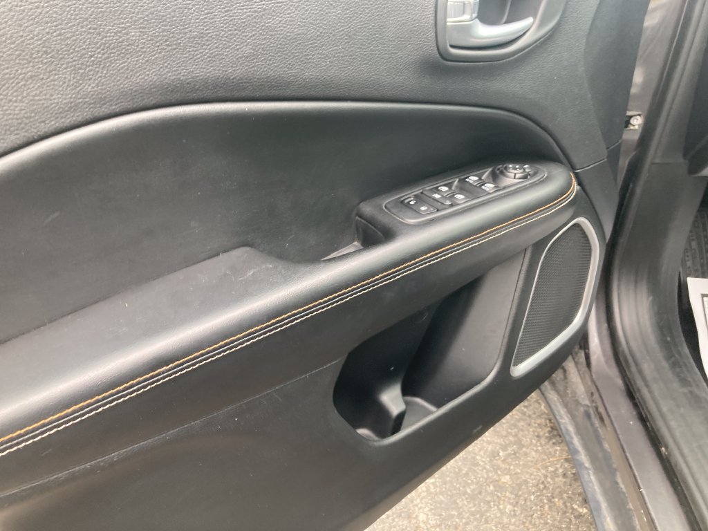 Used 2019 Jeep Compass Latitude w/ Cold Weather Group AWD/4WD image 13