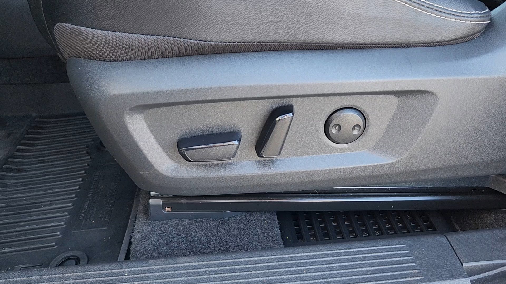 Used 2023 Nissan Rogue SL w/ SL Premium Package image 9