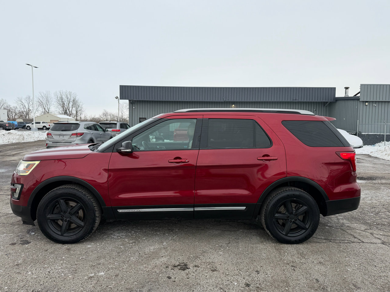 Used 2016 Ford Explorer XLT w/ Equipment Group 202A image 5