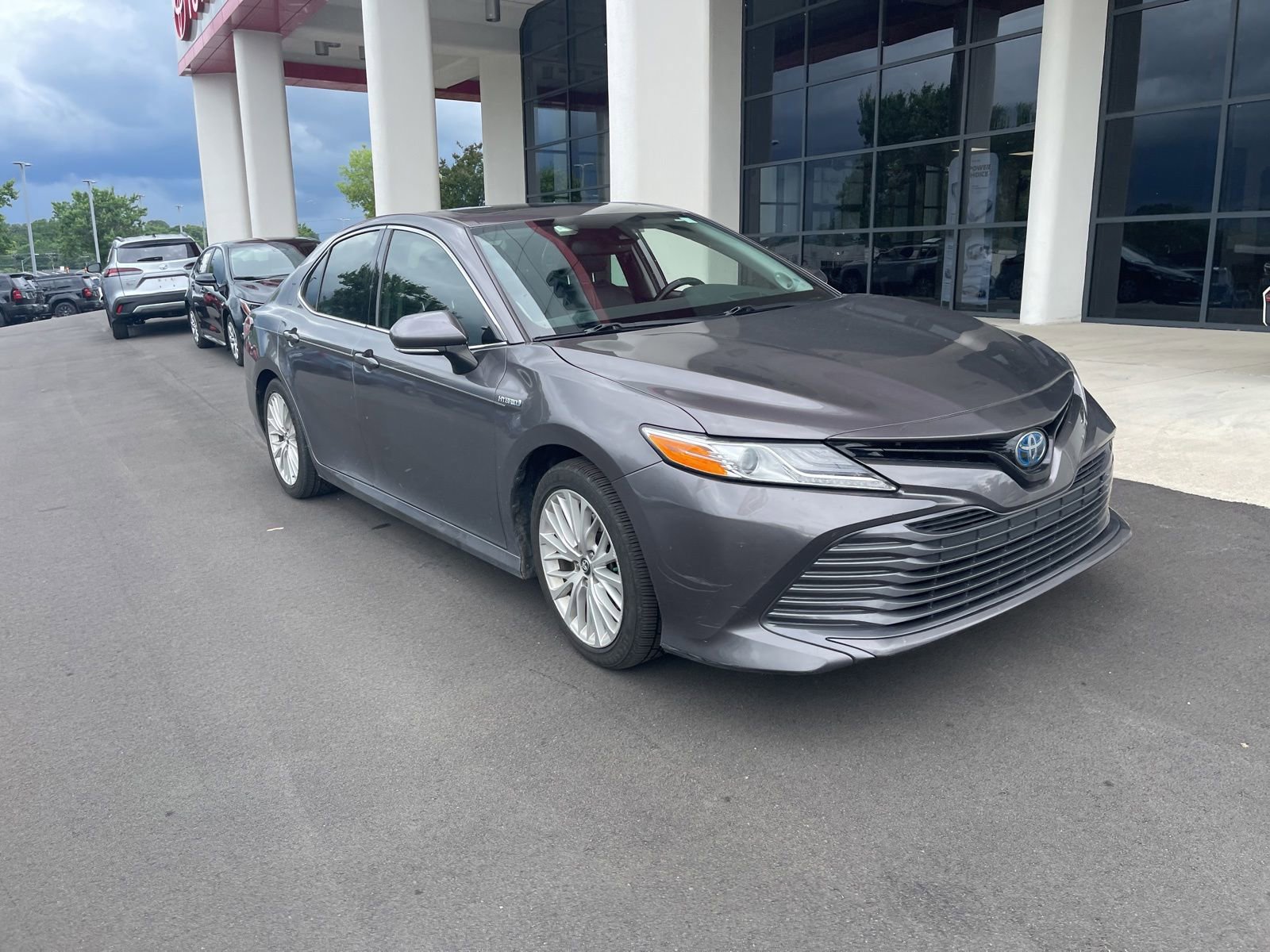 Used 2019 Toyota Camry XLE w/ Sunroof Package FWD image 2