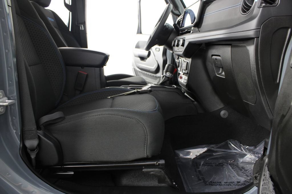 Used 2025 Jeep Wrangler Unlimited Rubicon 4xe AWD/4WD image 19