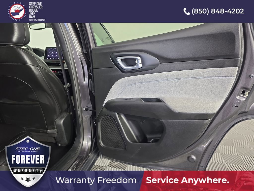 Used 2024 Jeep Compass Latitude AWD/4WD image 29