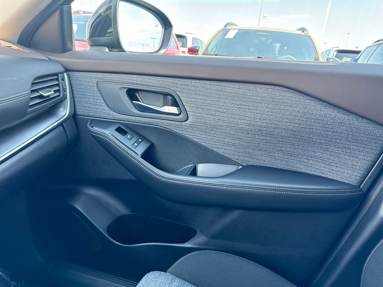 Used 2023 Nissan Rogue SV AWD/4WD image 25