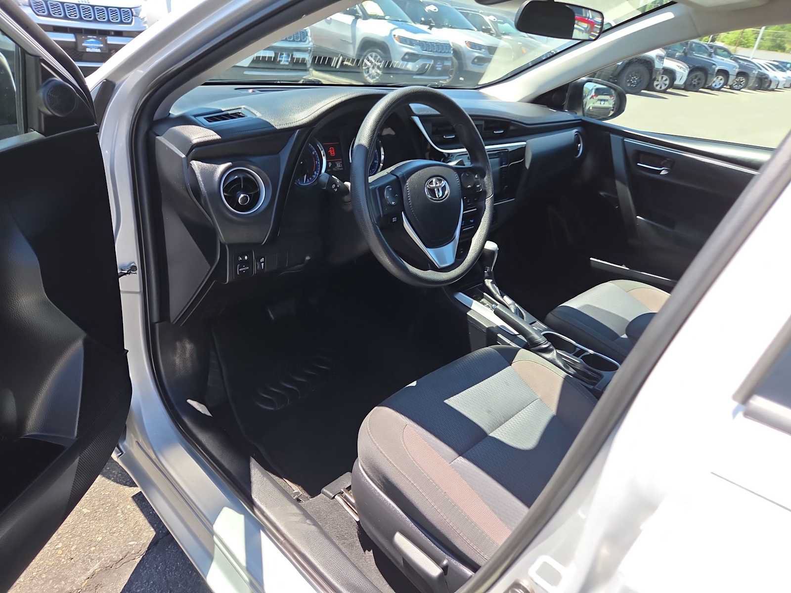 Used 2018 Toyota Corolla LE w/ LE Premium Package FWD image 10