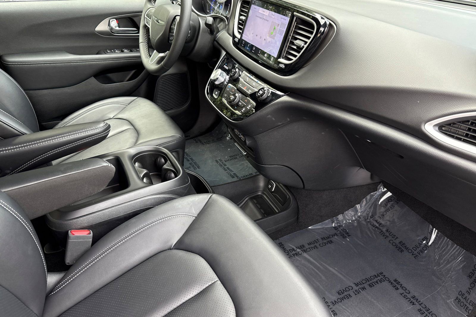 Used 2025 Chrysler Voyager LX image 16