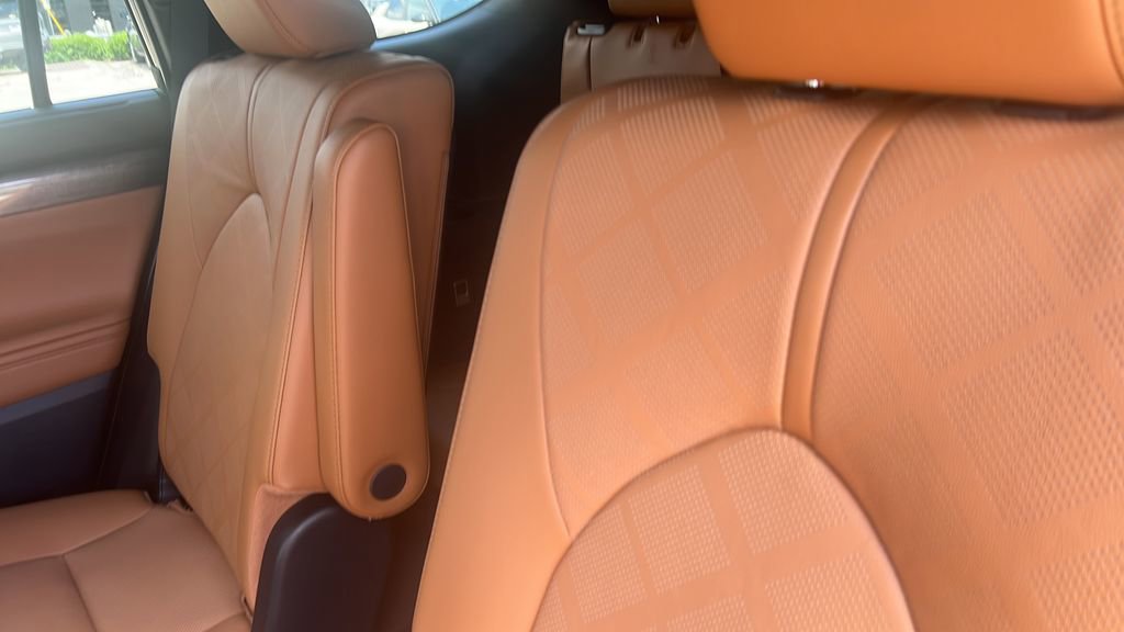 Used 2025 Toyota Highlander Platinum image 9