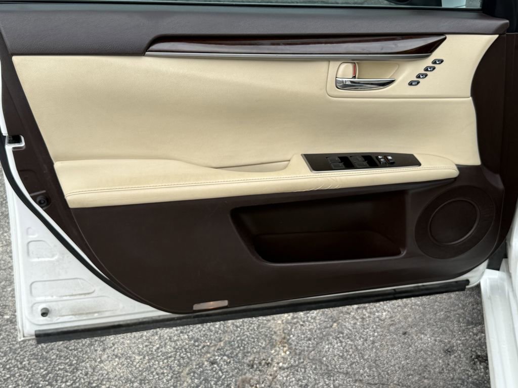 Used 2016 Lexus ES 350 w/ Luxury Package w/Wood Trim FWD image 10