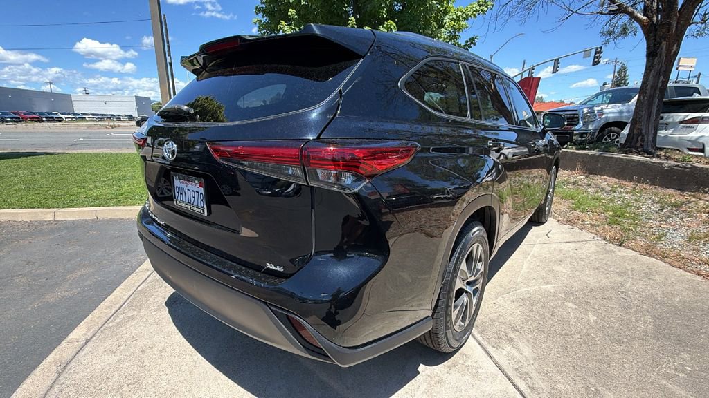 Used 2021 Toyota Highlander XLE FWD image 4