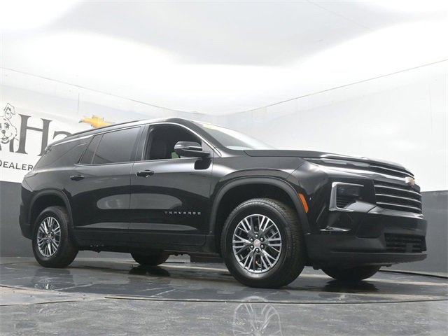 Used 2025 Chevrolet Traverse LT image 2