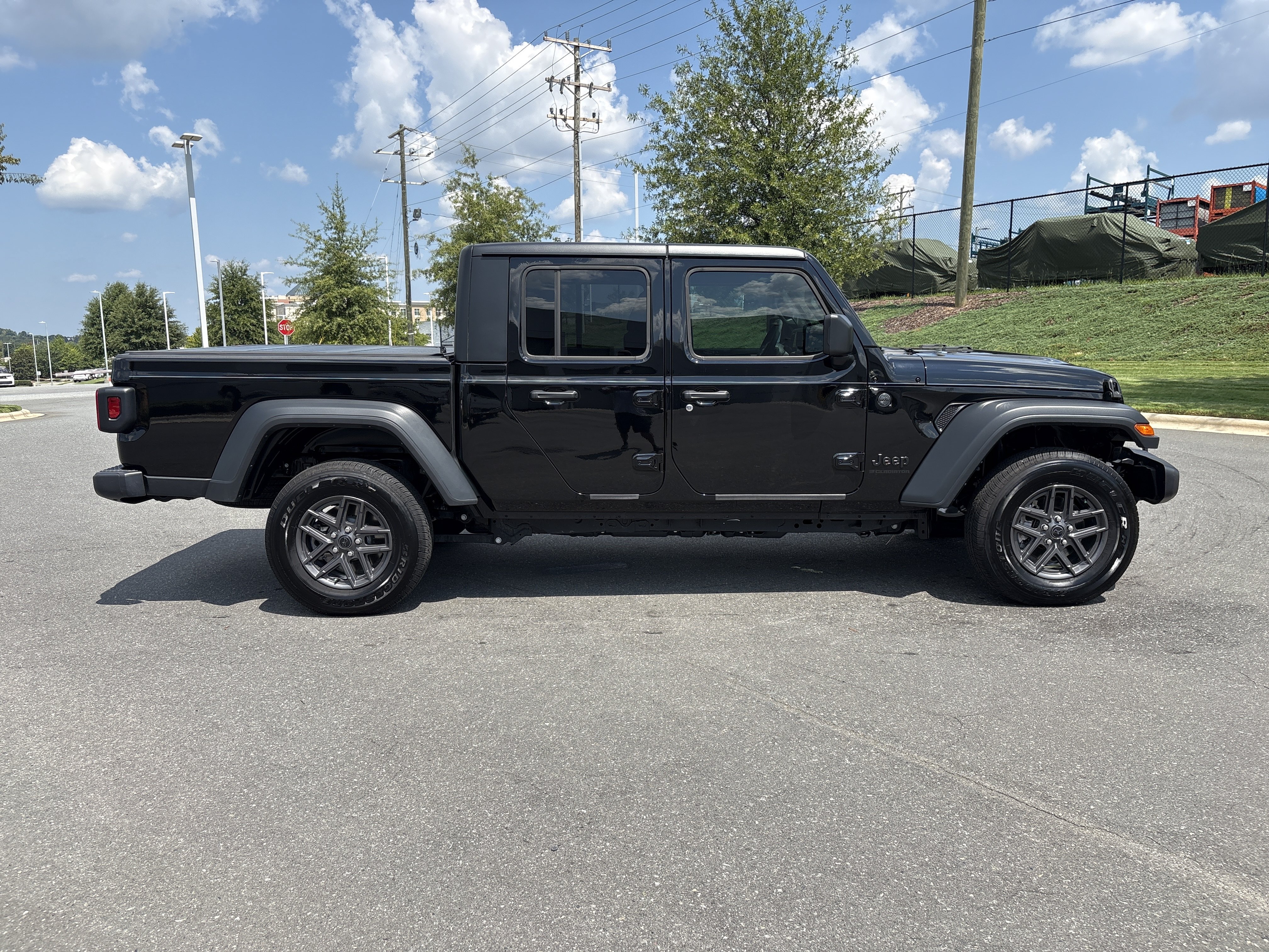 Used 2025 Jeep Gladiator Sport AWD/4WD image 10