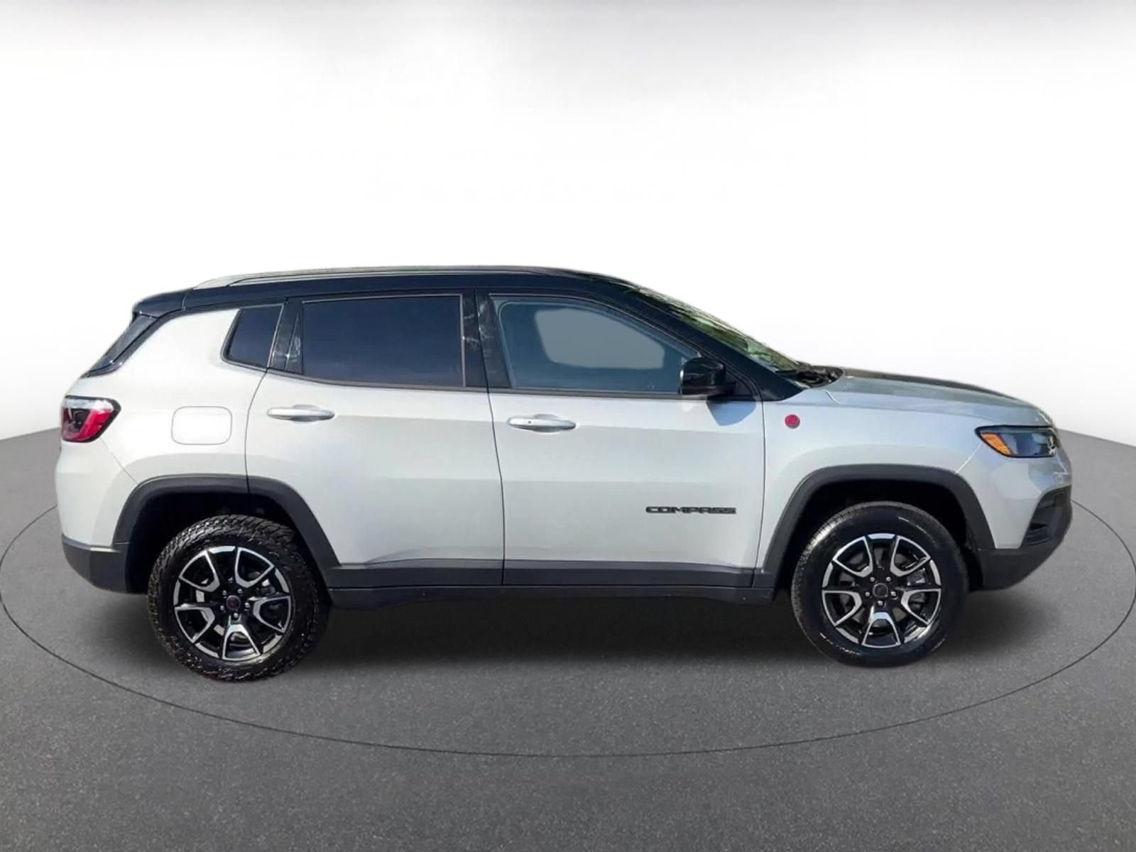Used 2025 Jeep Compass Trailhawk AWD/4WD image 13