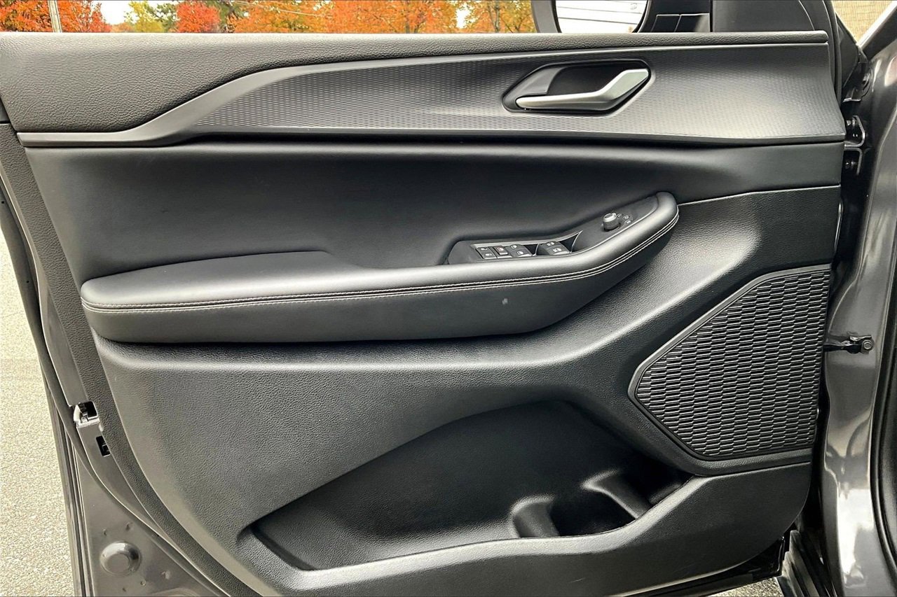 Certified 2024 Jeep Grand Cherokee Laredo X image 25