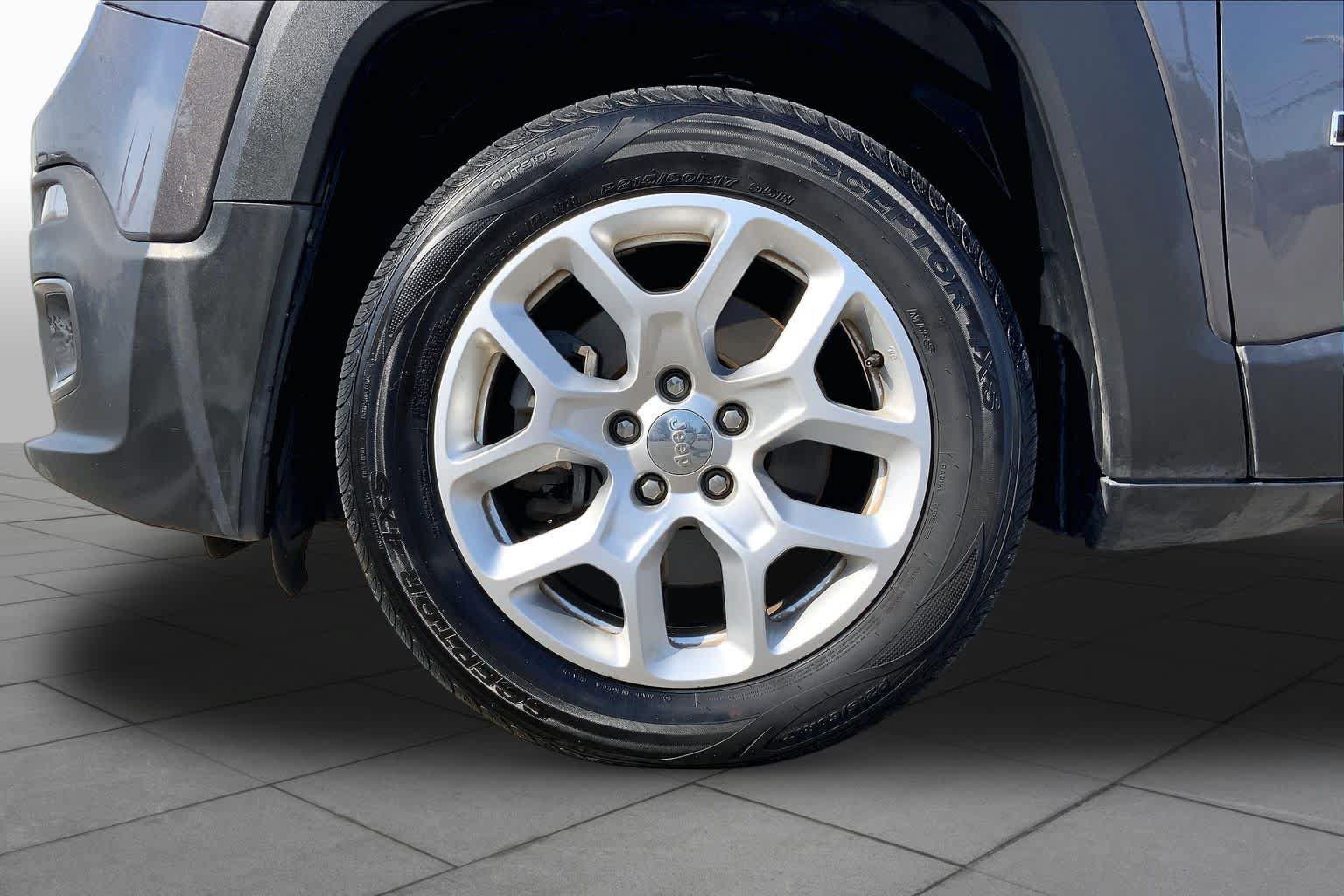 Used 2018 Jeep Renegade Latitude FWD image 11