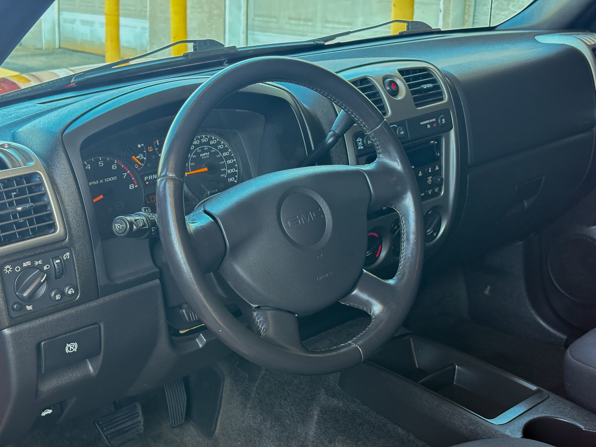 Used 2010 GMC Canyon SLE image 4