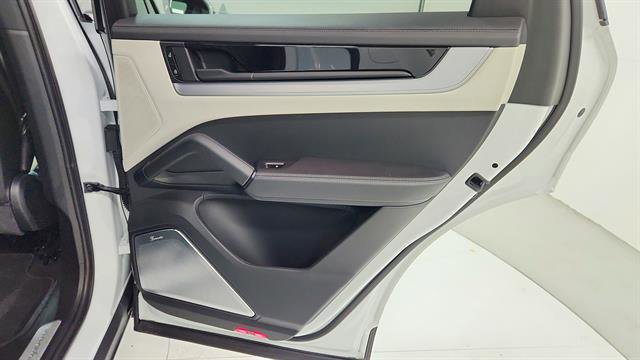 Used 2024 Porsche Cayenne S image 31