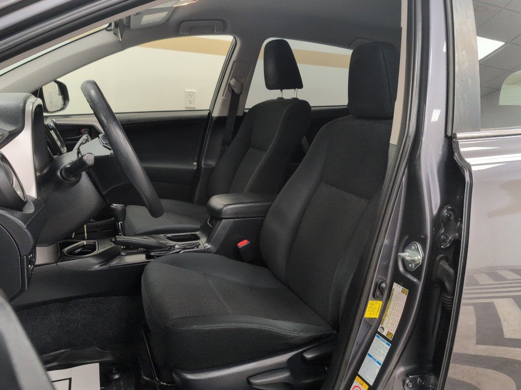 Used 2018 Toyota RAV4 LE image 6