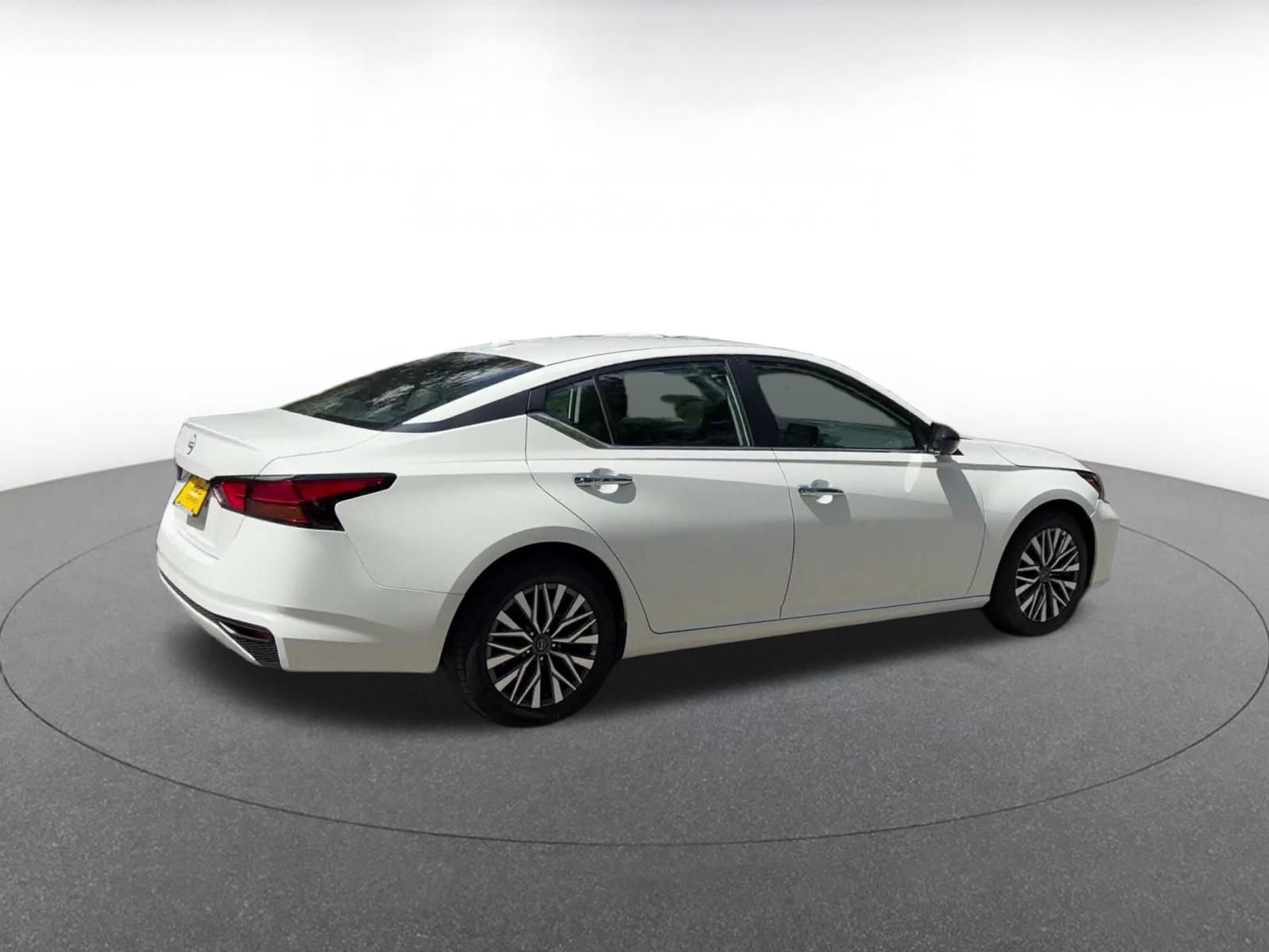 Used 2025 Nissan Altima 2.5 SV FWD image 12