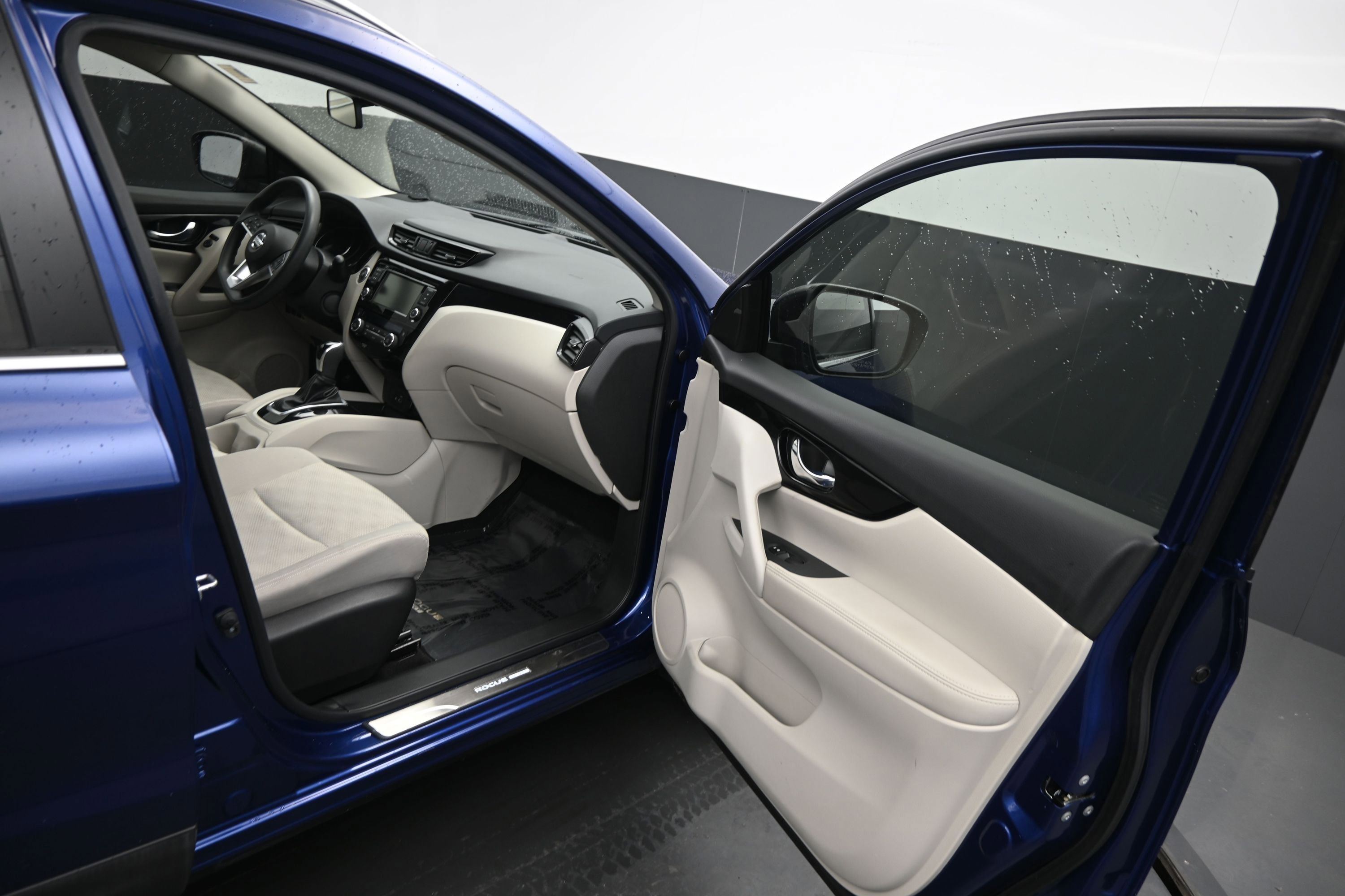 Used 2020 Nissan Rogue Sport SV FWD image 11
