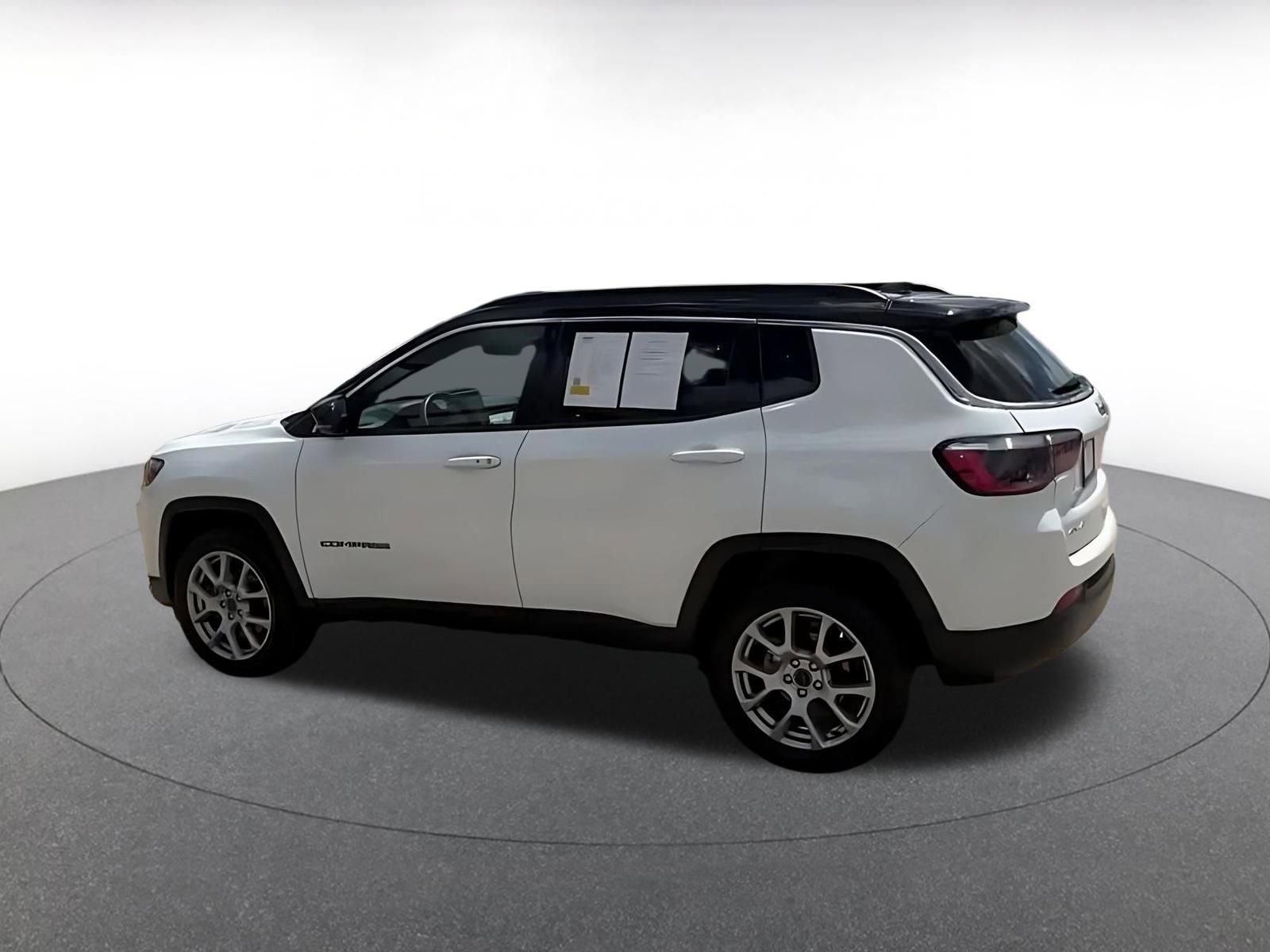 Used 2025 Jeep Compass Limited image 10