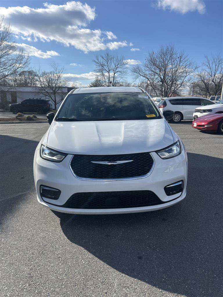 Used 2024 Chrysler Pacifica Touring-L image 3