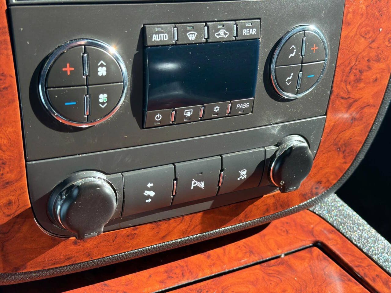 Used 2011 Chevrolet Tahoe LTZ AWD/4WD image 24