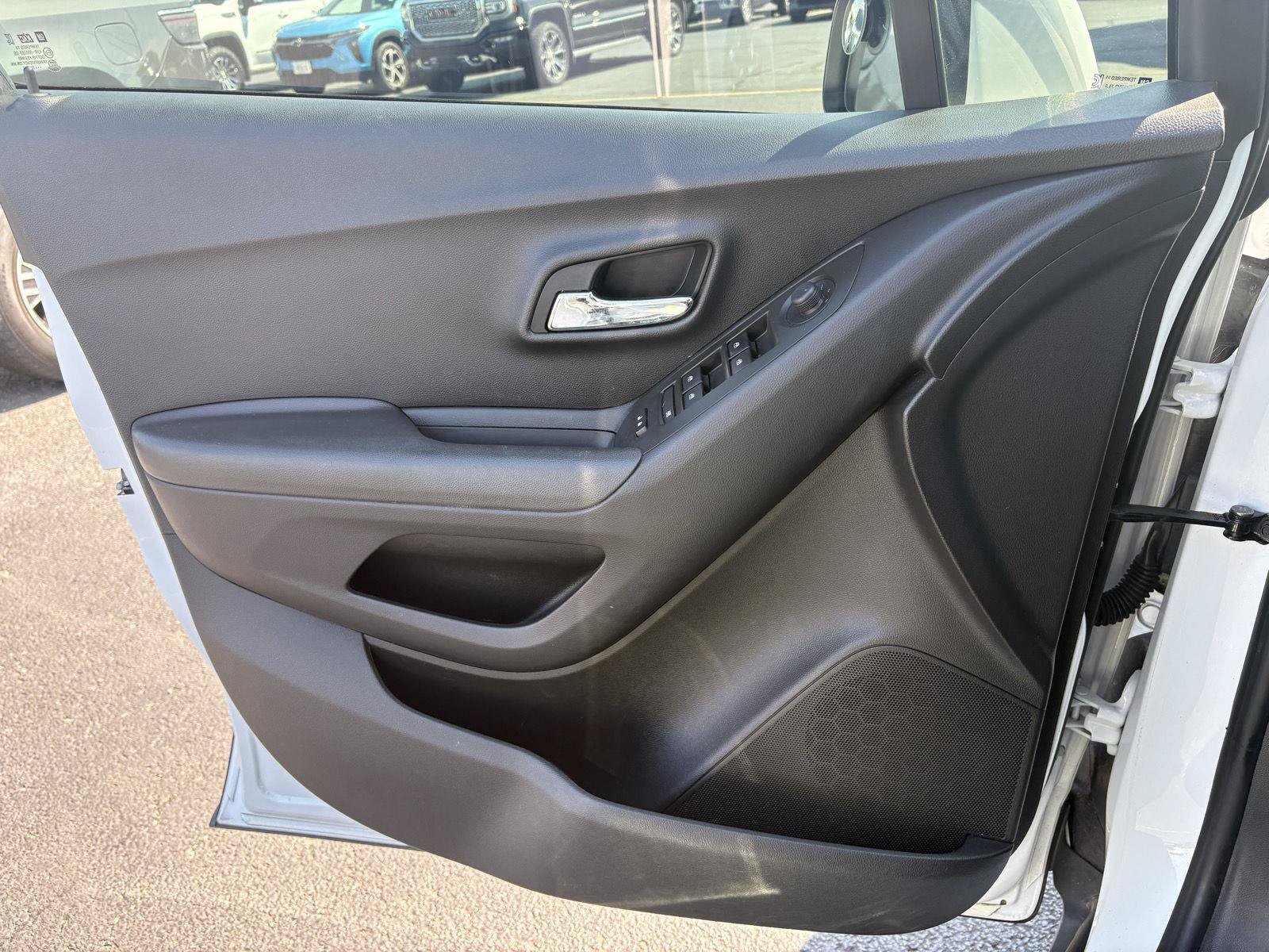 Used 2017 Chevrolet Trax LT w/ LT Convenience Package FWD image 3