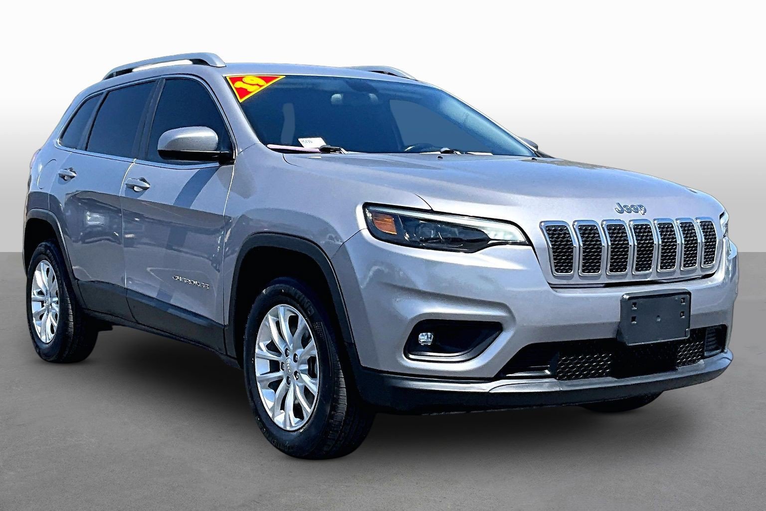 Used 2019 Jeep Cherokee Latitude w/ Cold Weather Group AWD/4WD image 10