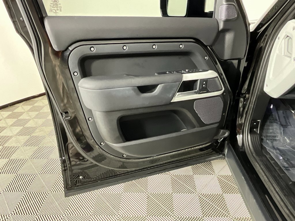 Used 2021 Land Rover Defender 110 SE image 19