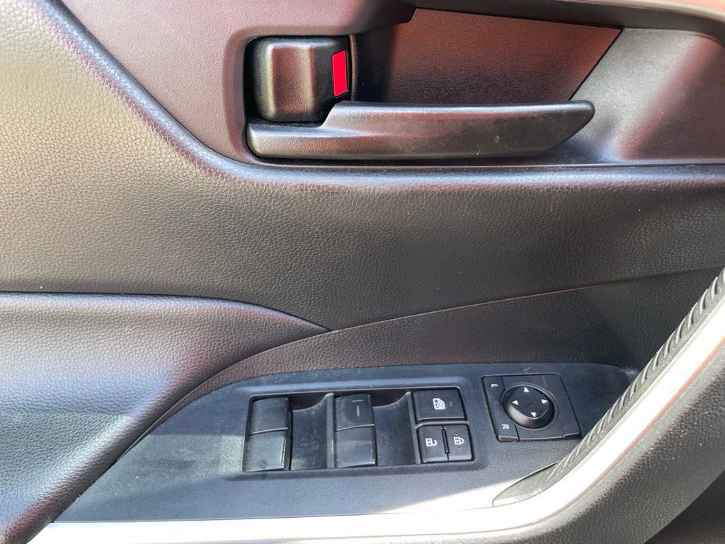 Used 2022 Toyota RAV4 LE FWD image 18