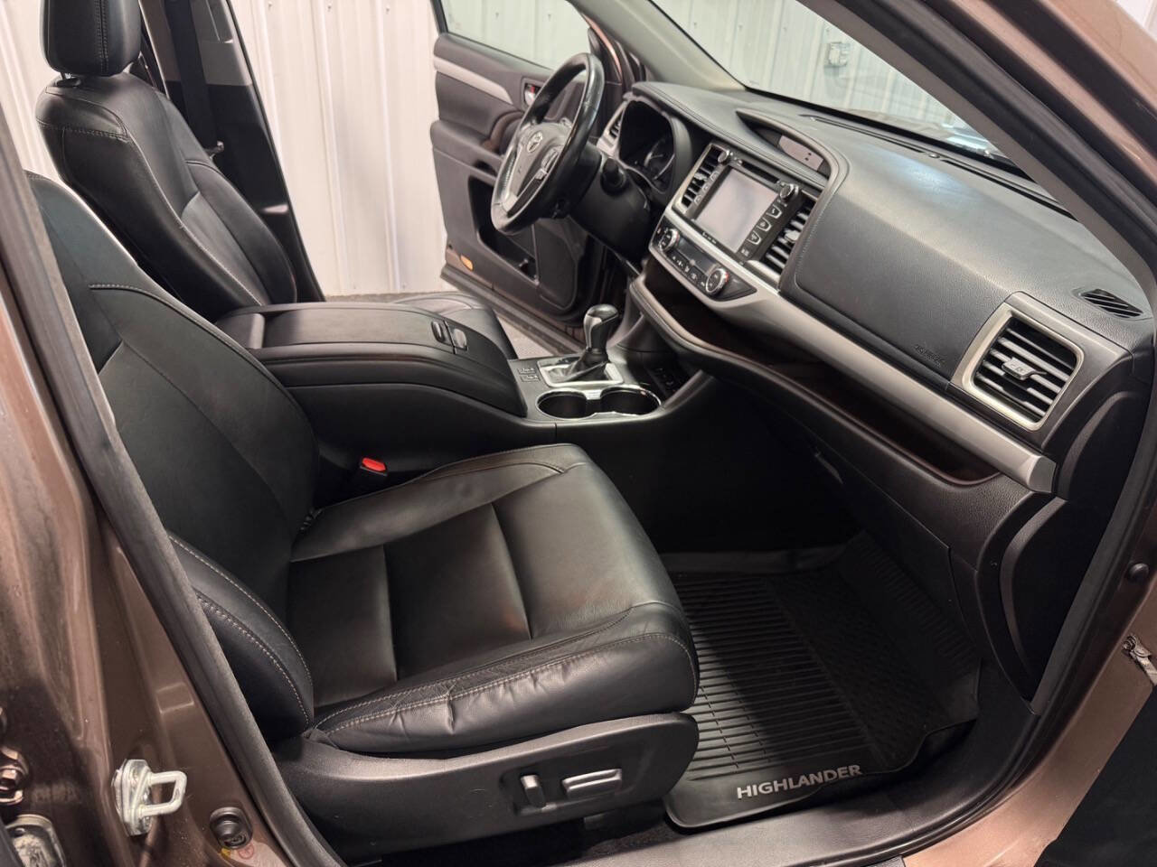 Used 2017 Toyota Highlander XLE image 19